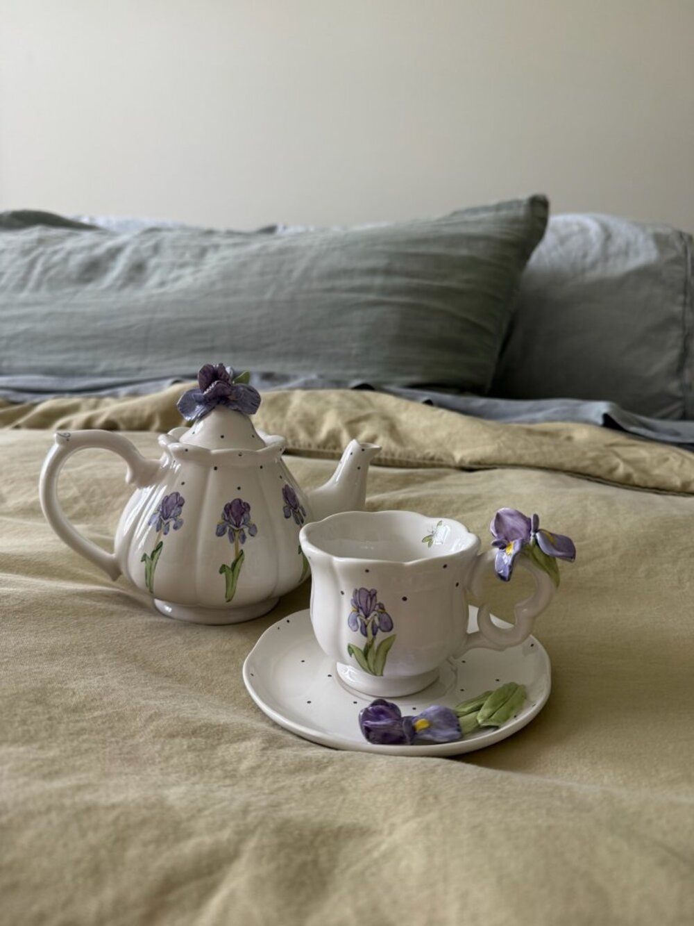 Vintage Khim Iris Tea Pot and Tea Cup Set